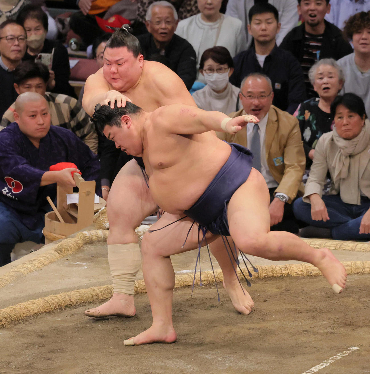 義ノ富士（左）は平戸海を寄り切りで破る（撮影・宮崎幸一）