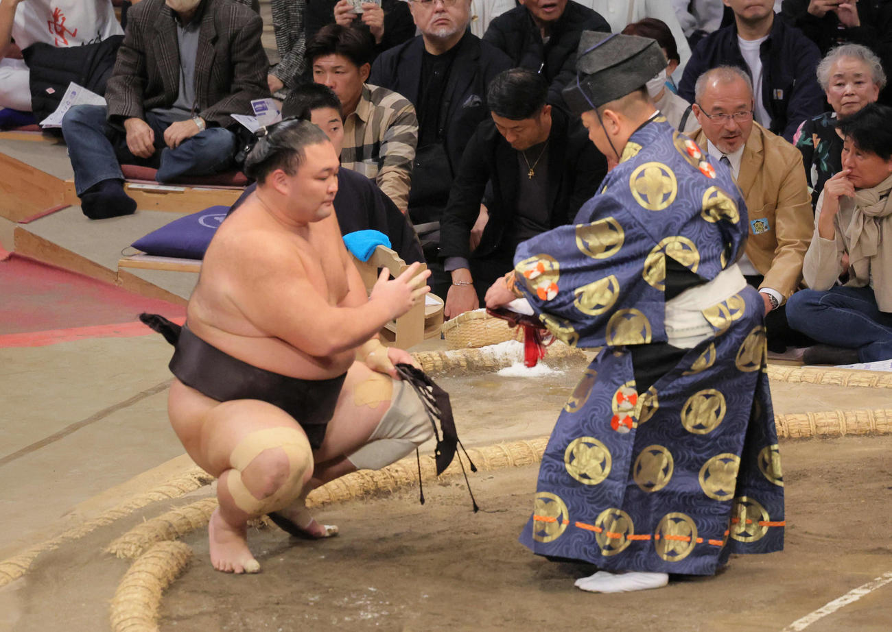 朝乃山は時疾風を寄り切りで破り懸賞金を受け取る（撮影・宮崎幸一）