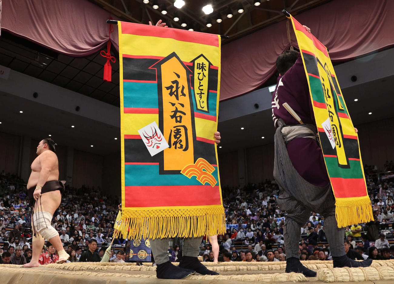 幕内に登場した朝乃山の取組についた懸賞（撮影・西尾就之）