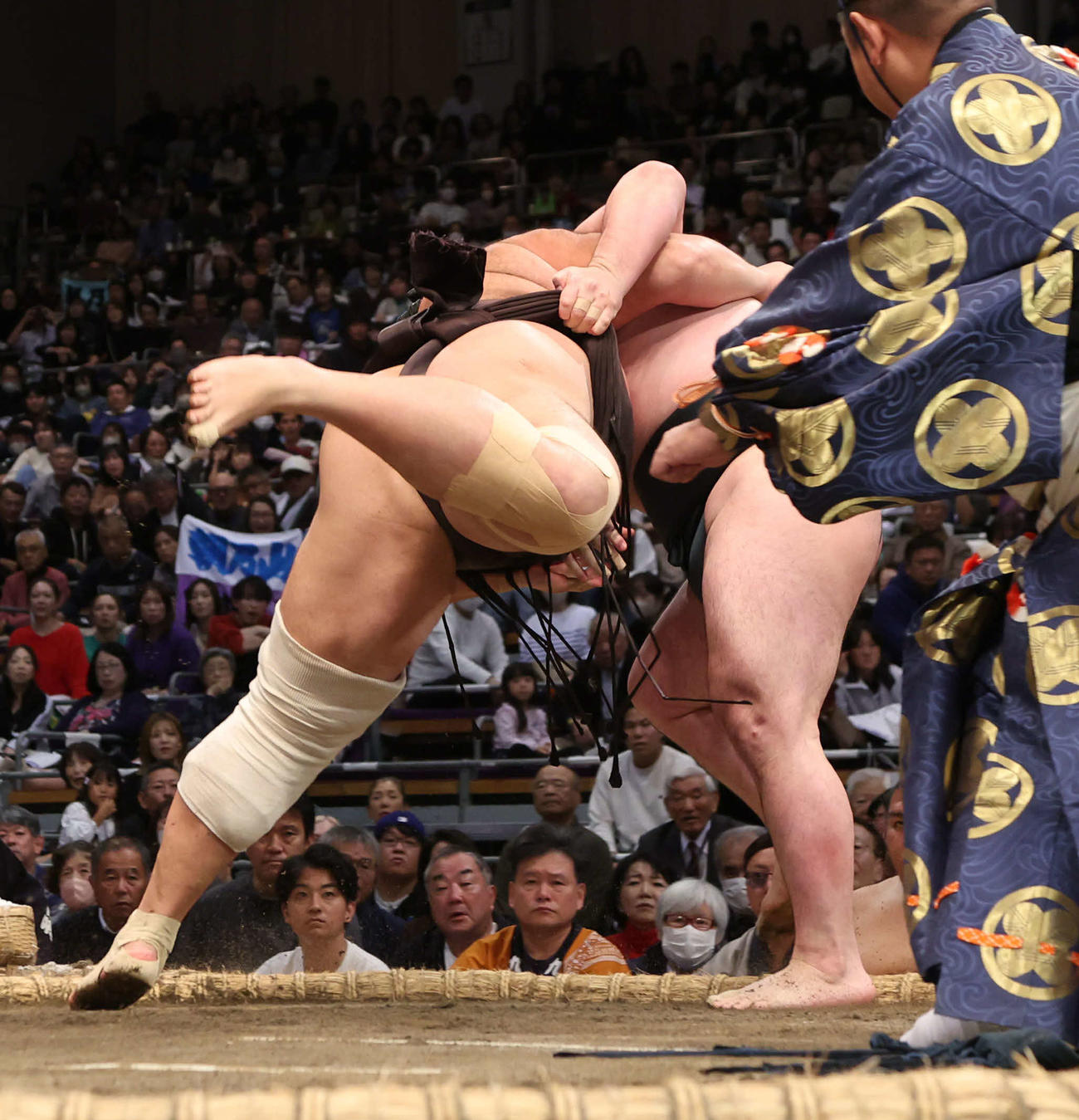 朝乃山（左）は寄り立て時疾風に勝利した（撮影・西尾就之）