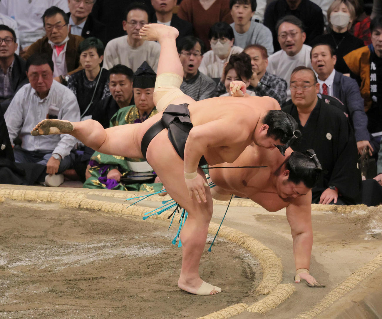 若元春（手前）は琴桜を上手投げで破る（撮影・宮崎幸一）