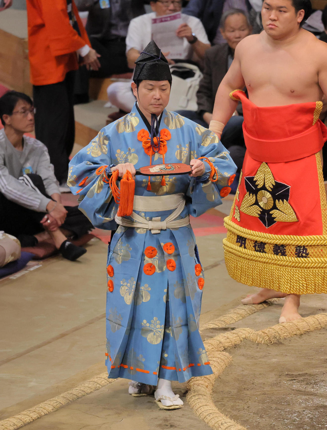 誕生日を迎えた式守勘太夫は土俵入りで先導を務める（撮影・宮崎幸一）