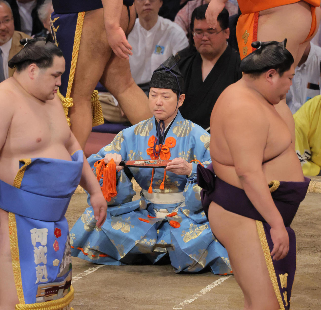 誕生日を迎えた式守勘太夫は土俵入りで先導を務める（撮影・宮崎幸一）