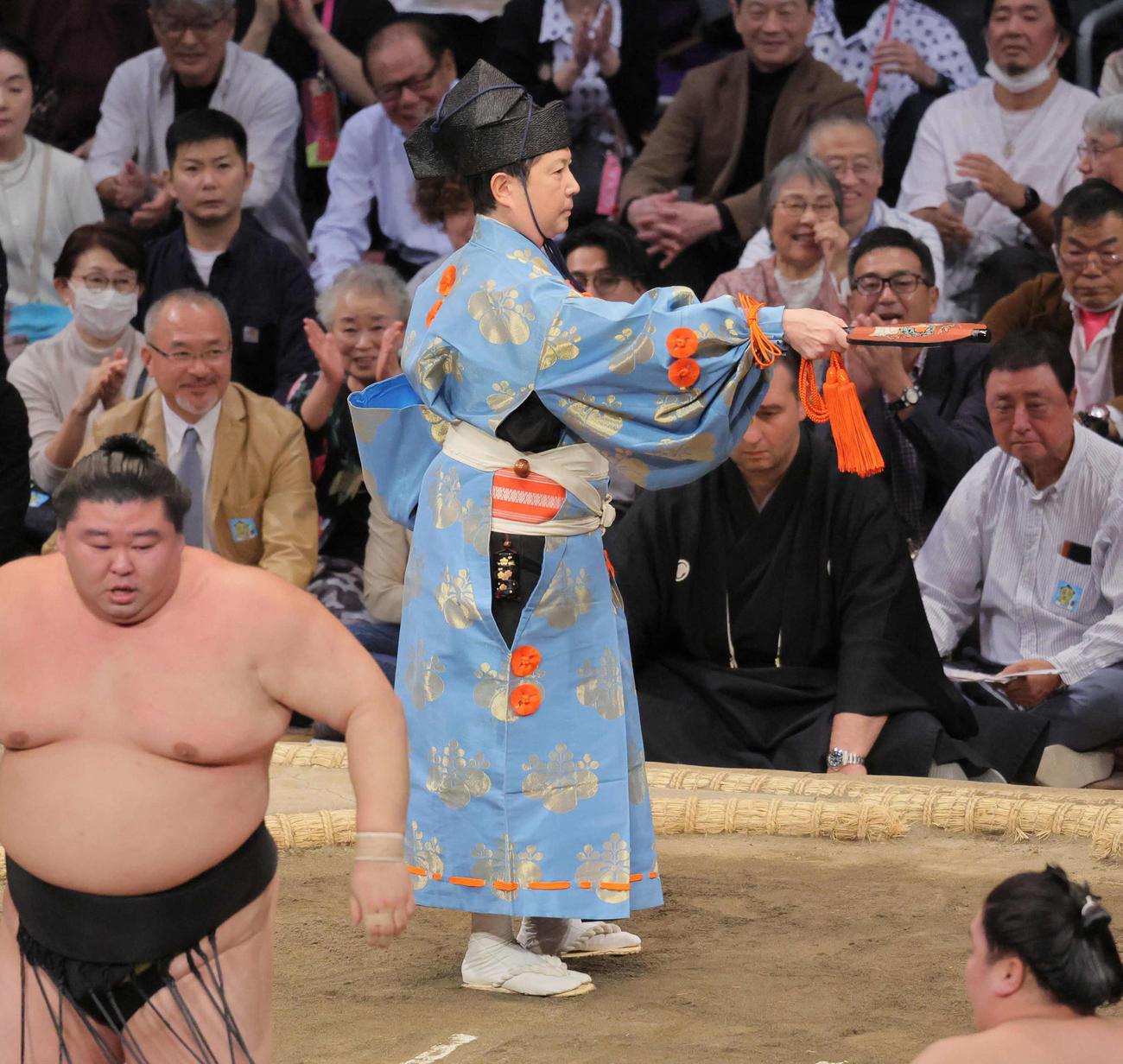 誕生日を迎えた式守勘太夫は正代と一山本の取り組みをさばく（撮影・宮崎幸一）