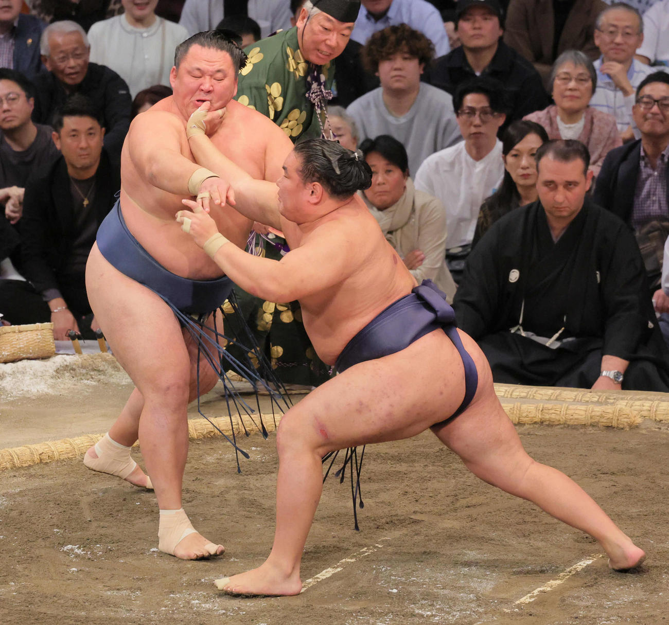 豊昇龍（右）は玉鷲を寄り切りで破る（撮影・宮崎幸一）