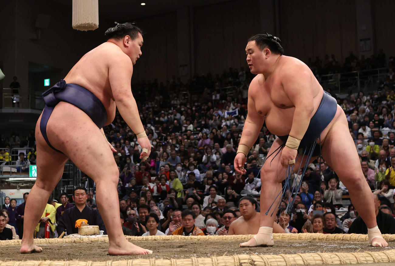 お互い攻めあったあと、土俵上でにらみ合う豊昇龍（左）と玉鷲。このあと豊昇龍が寄り切りで勝った（撮影・西尾就之）