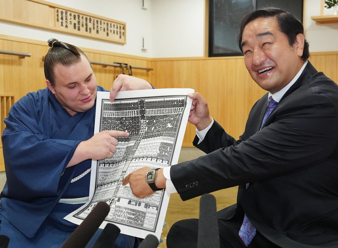 番付表を指さす安青錦（左）と安治川親方（2025年9月1日撮影）