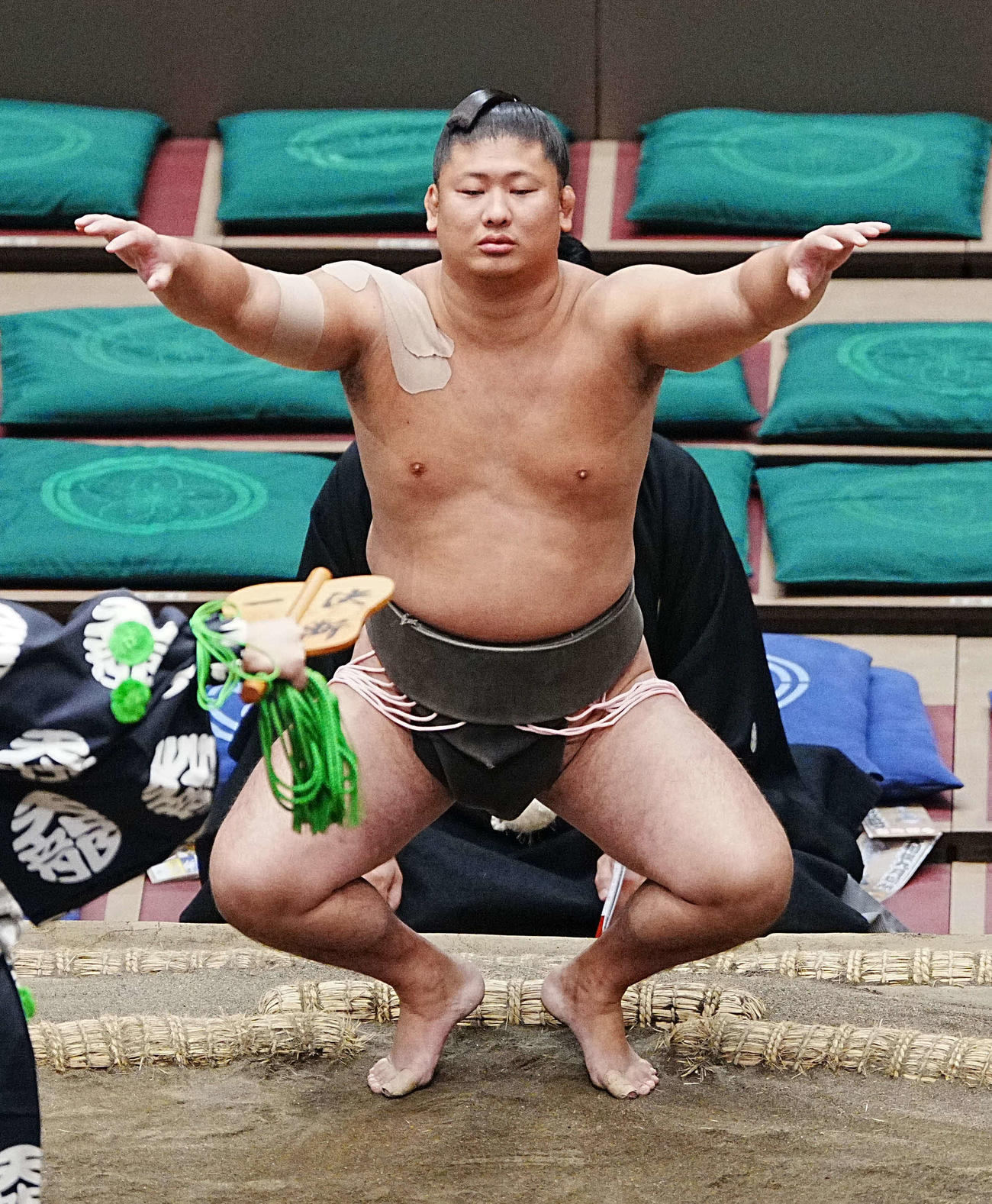 塵手水（ちりちょうず）を切る東俊隆（2025年9月撮影）