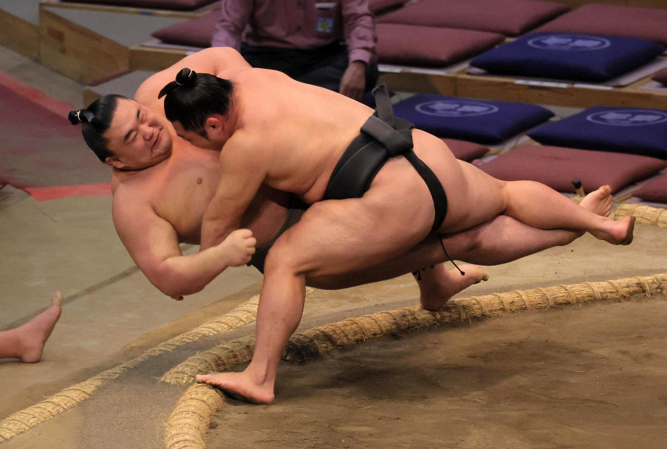炎鵬（右）は豪ノ湖を寄り倒しで破る（撮影・宮崎幸一）