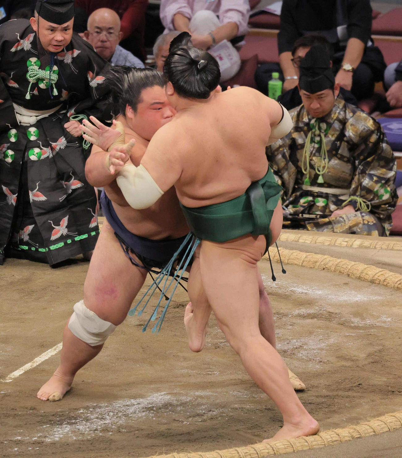藤凌駕（左）は東白龍を押し出しで破る（撮影・宮崎幸一）