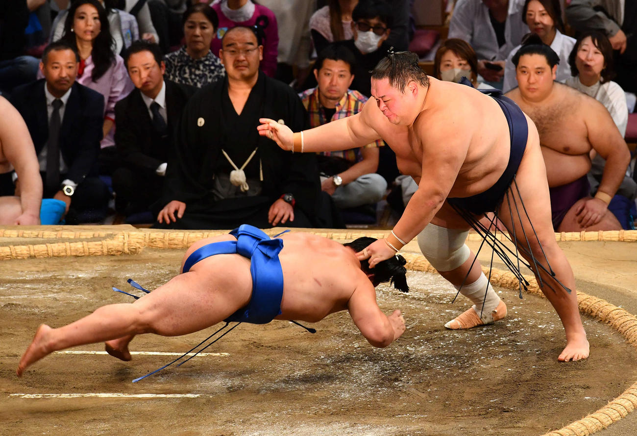 友風（右）は藤ノ川をはたき込みで破る（撮影・岩下翔太）