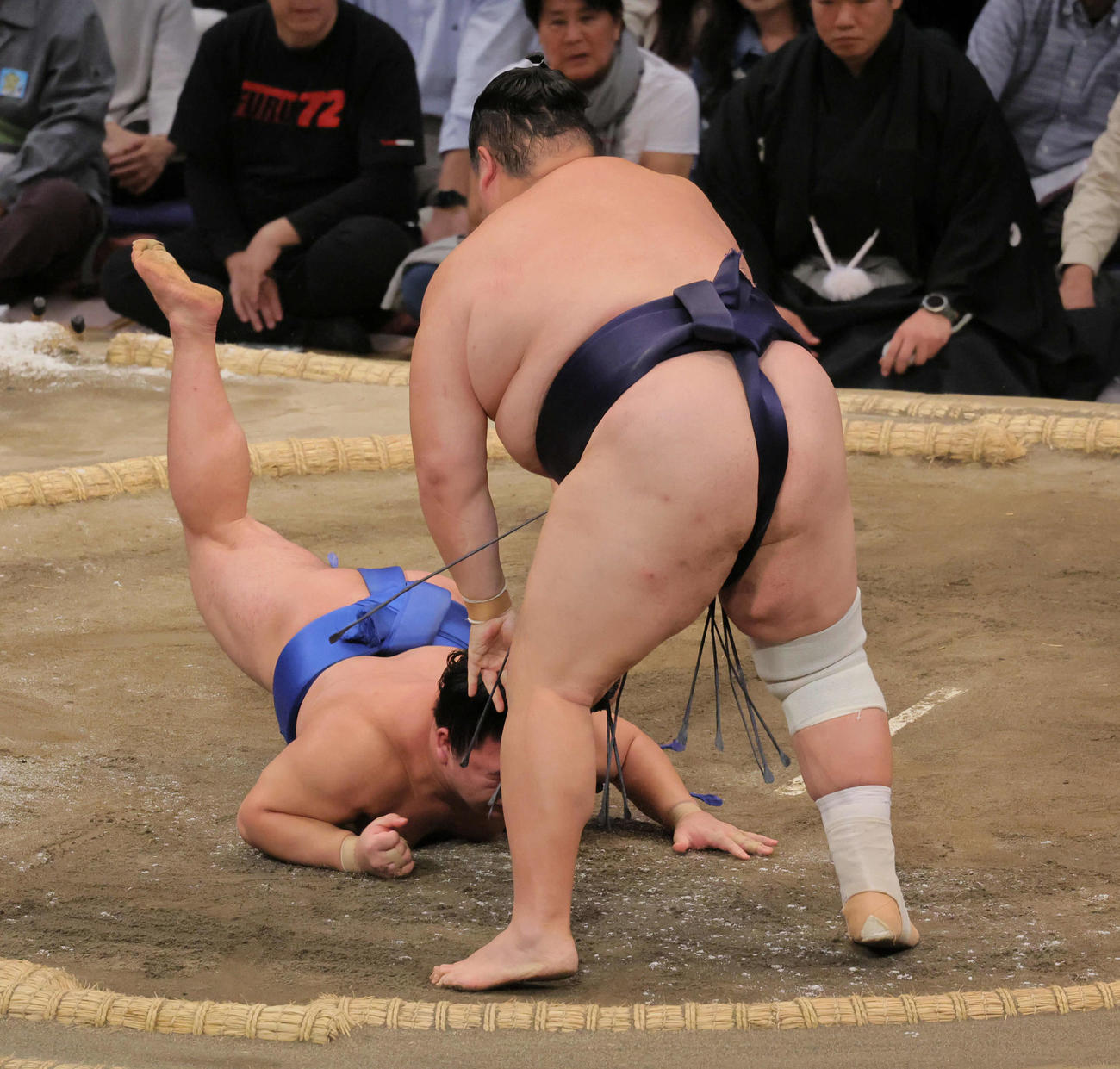 友風（右）は藤ノ川をはたき込みで破る（撮影・宮崎幸一）