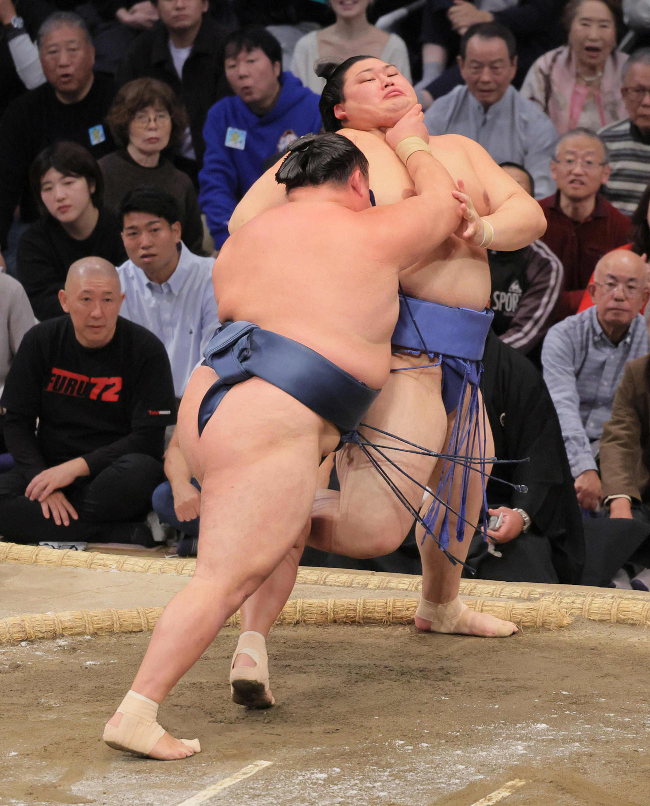 大の里（右）は玉鷲に攻め込まれるが片足でしのぎ、はたき込みで破る（撮影・宮崎幸一）