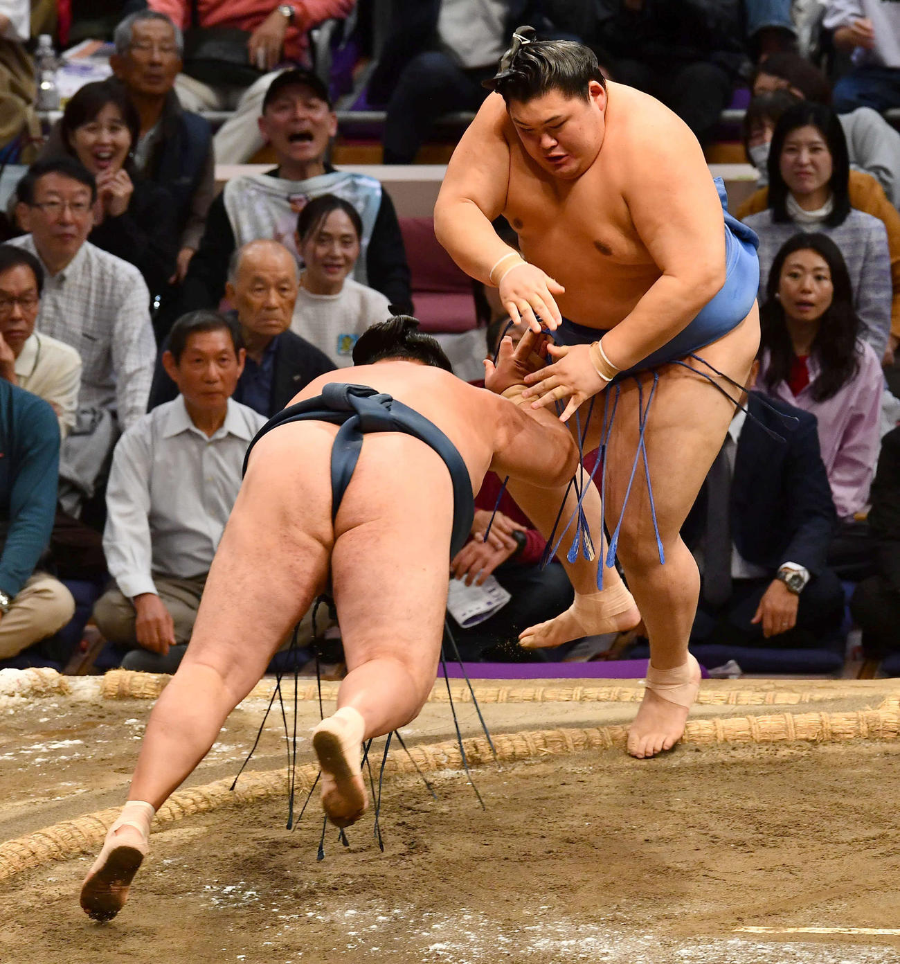 大の里（右）は玉鷲をはたき込みで下す（撮影・岩下翔太）
