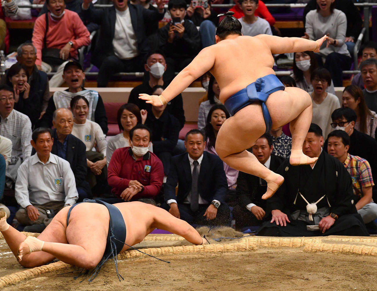 大の里（右）は玉鷲をはたき込みで下し大ジャンプ（撮影・岩下翔太）