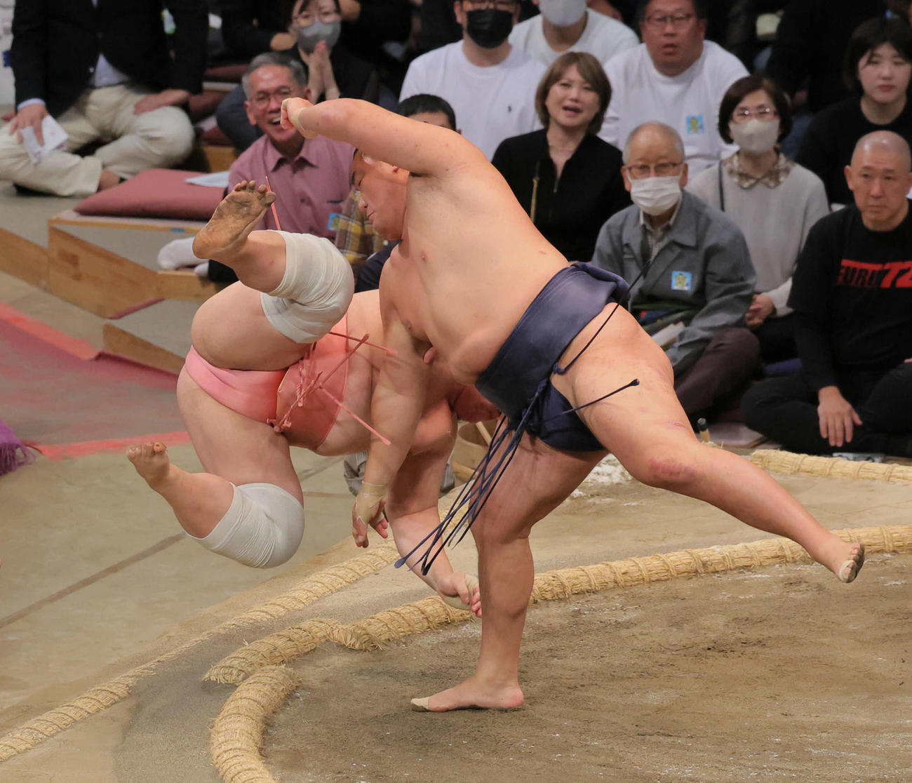 足取りで宇良（左）を破る豊昇龍（撮影・宮崎幸一）