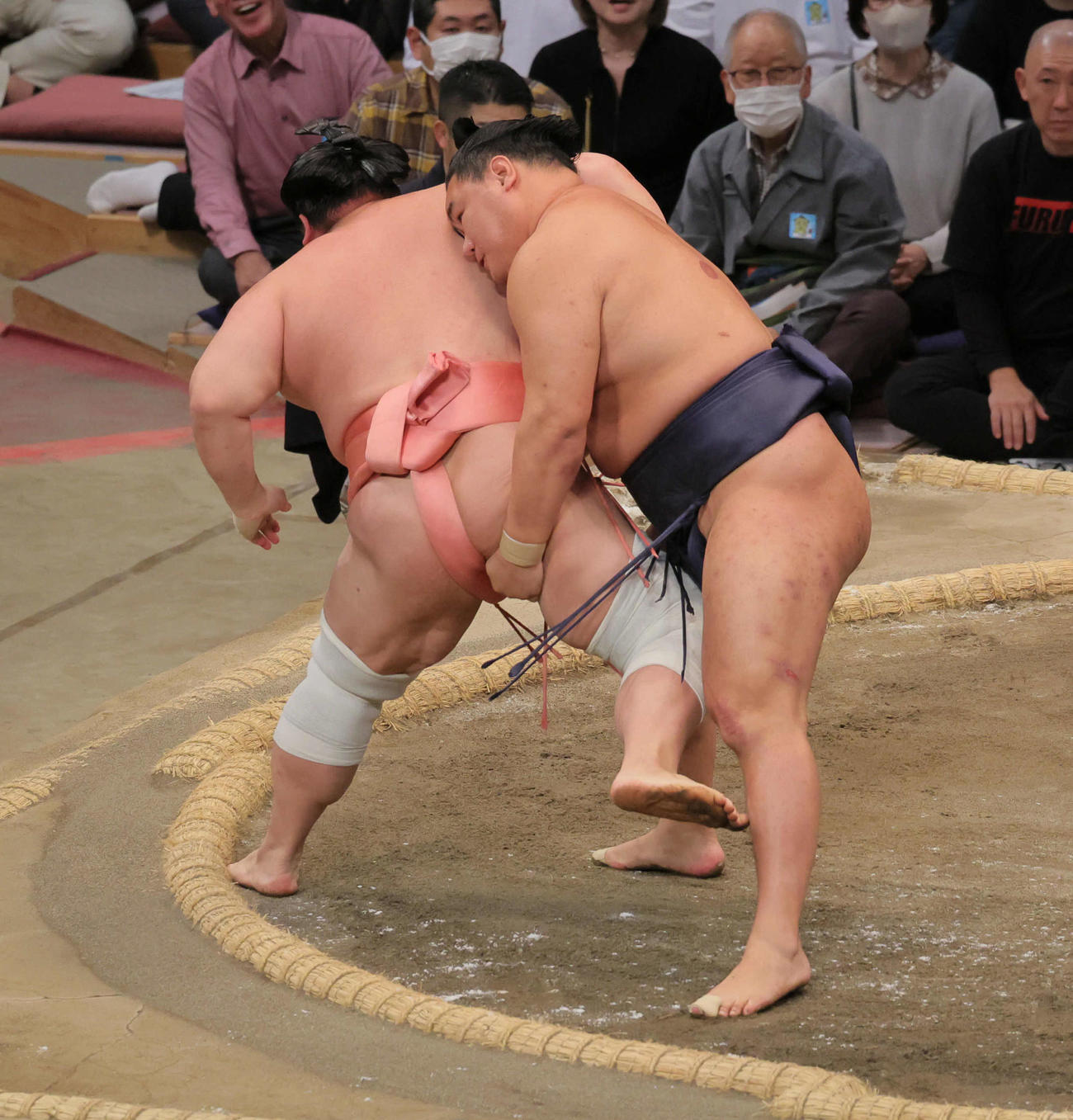 足取りで宇良（左）を破る豊昇龍（撮影・宮崎幸一）
