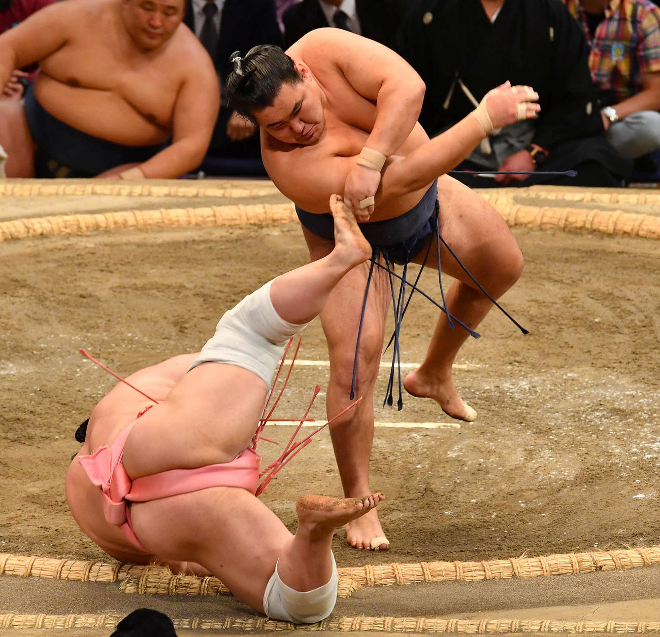 豊昇龍（右）は宇良を足取りで下す（撮影・岩下翔太）