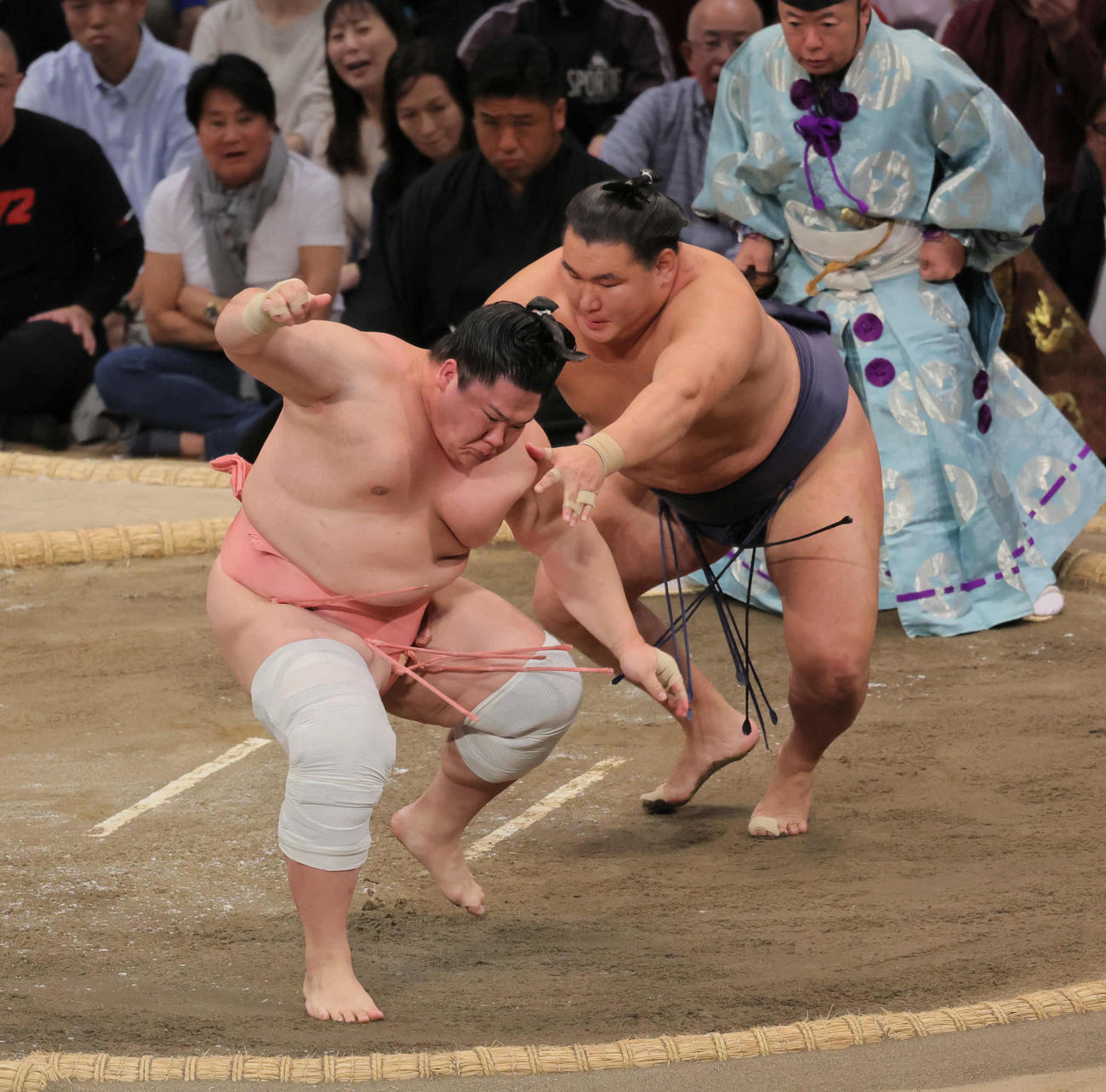 豊昇龍（右）に攻め込まれた宇良は土俵際で踏みとどまるが、足を取られて投げられる（撮影・宮崎幸一）