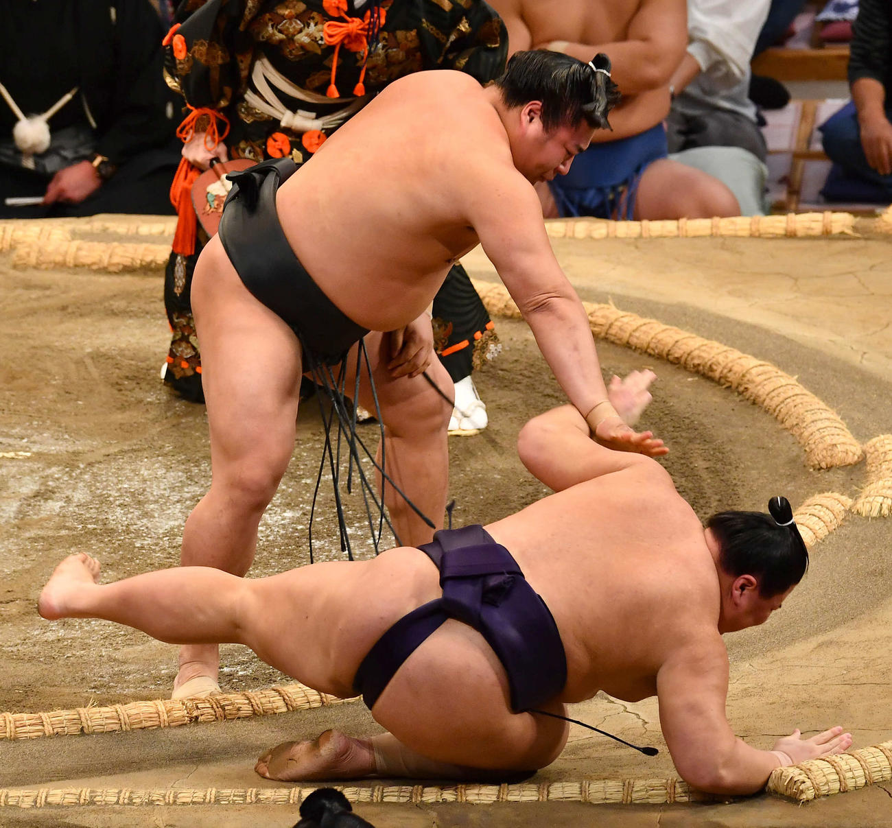 若元春（左）は義ノ富士を押し倒しで破る（撮影・岩下翔太）