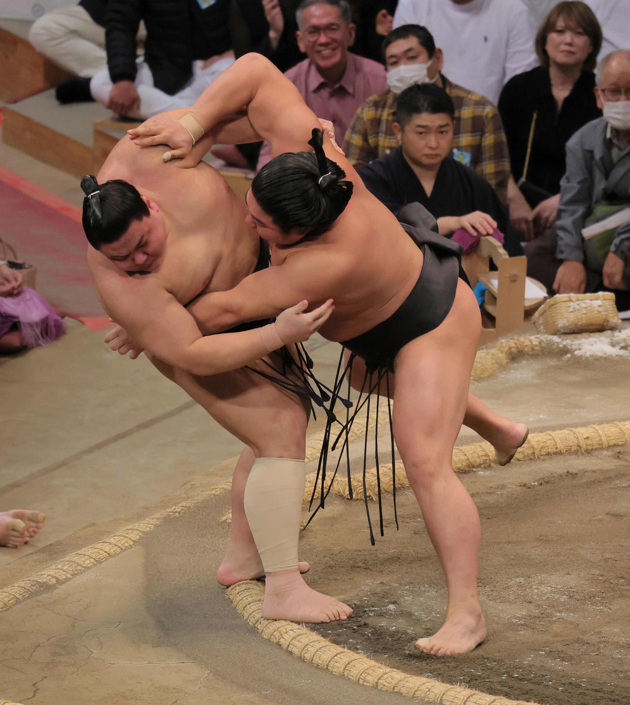 若元春（右）は義ノ富士を押し倒しで破る（撮影・宮崎幸一）