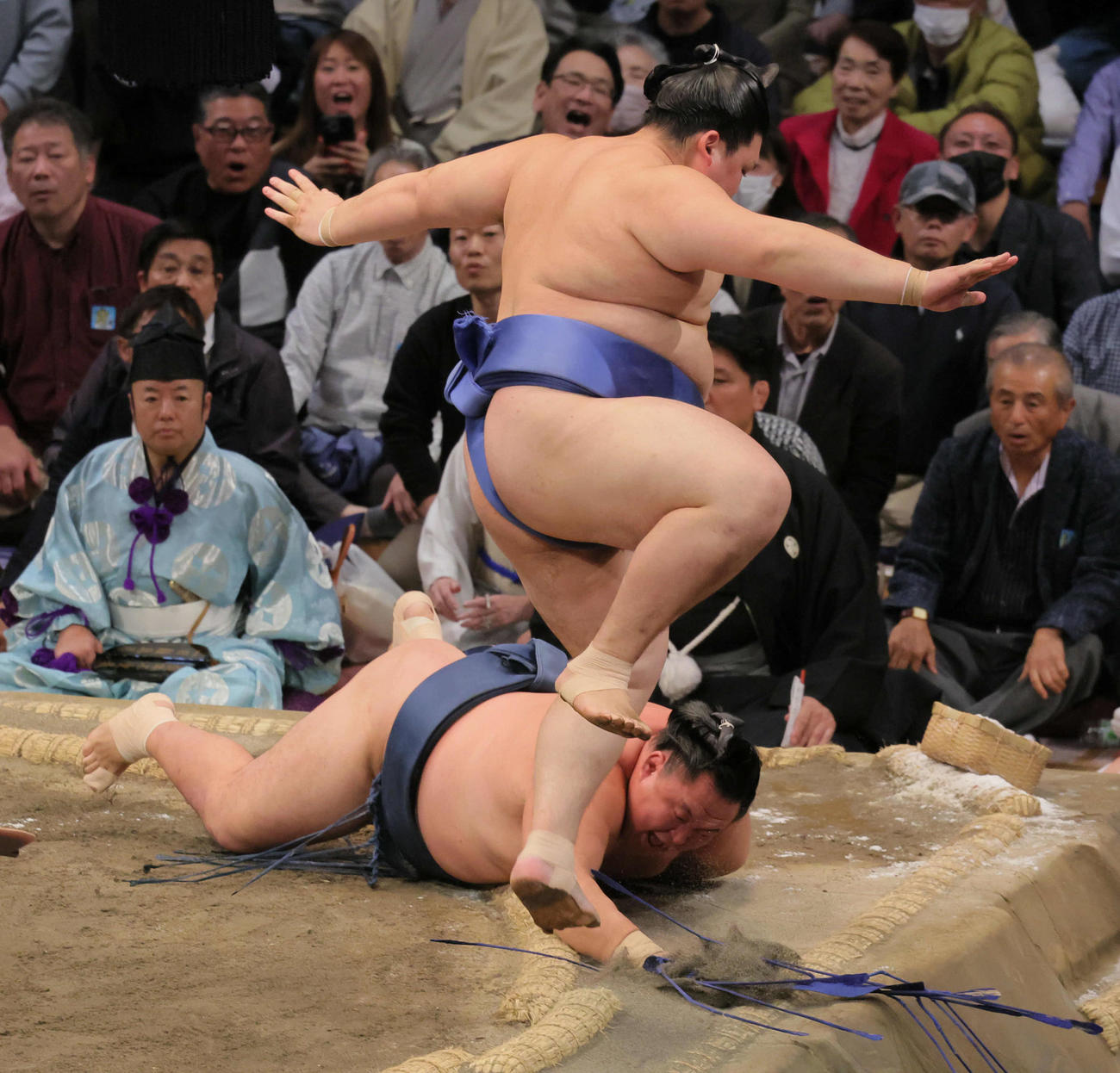 大の里（上）は玉鷲に攻め込まれるが片足でしのぎ、はたき込みで破る（撮影・宮崎幸一）