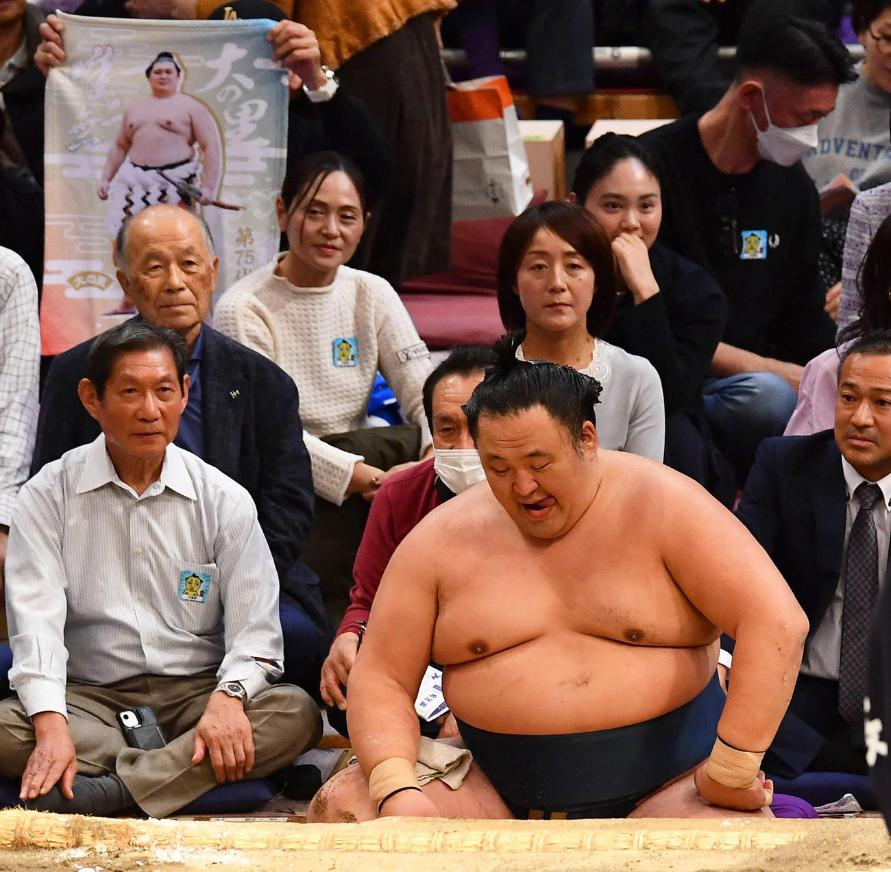はたき込みで大の里に敗れ、土俵下で肩を落とす玉鷲（撮影・岩下翔太）
