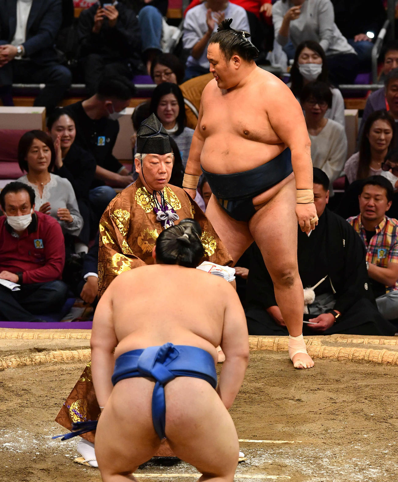 はたき込みで大の里（手前）に敗れ、肩を落とす玉鷲（撮影・岩下翔太）
