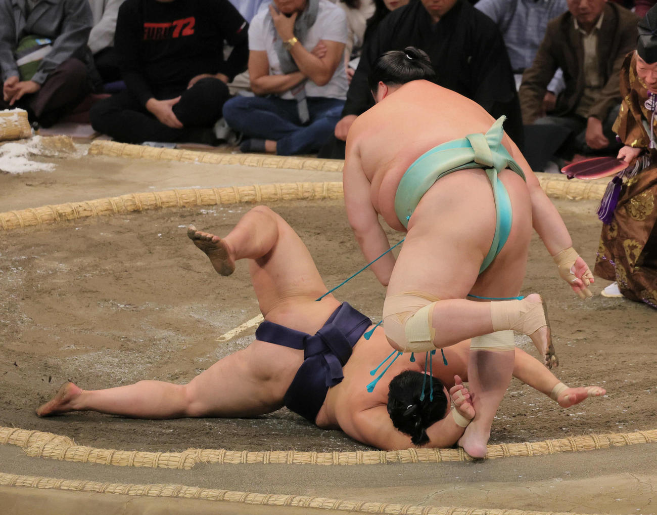 琴桜（右）は平戸海をすくい投げで破る（撮影・宮崎幸一）