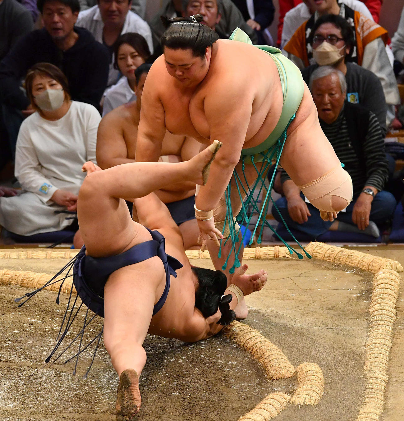 つま先を残してすくい投げで平戸海（左）を下した琴桜（撮影・岩下翔太）
