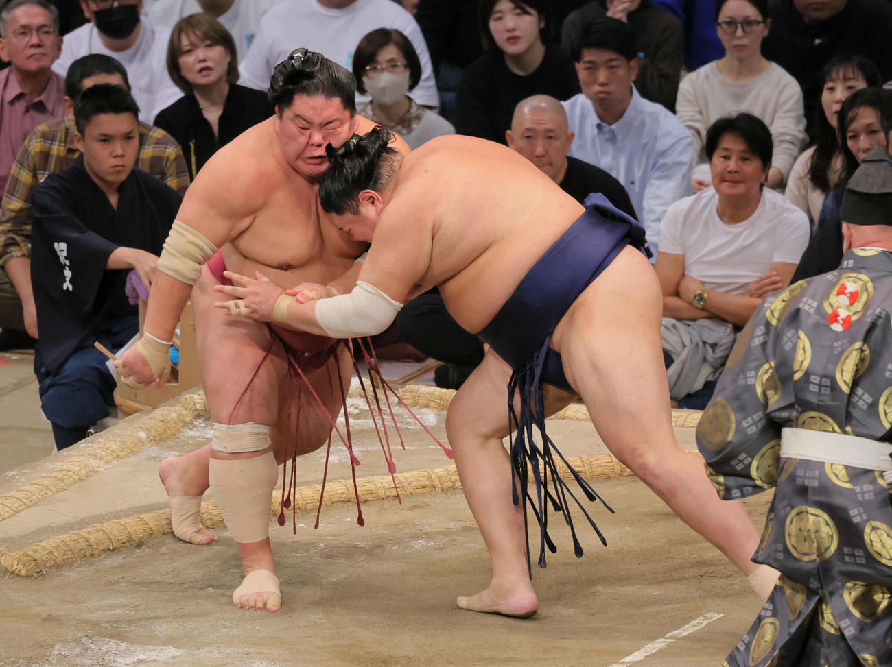 大栄翔を押し出し連敗ストップの阿炎（撮影・宮崎幸一）