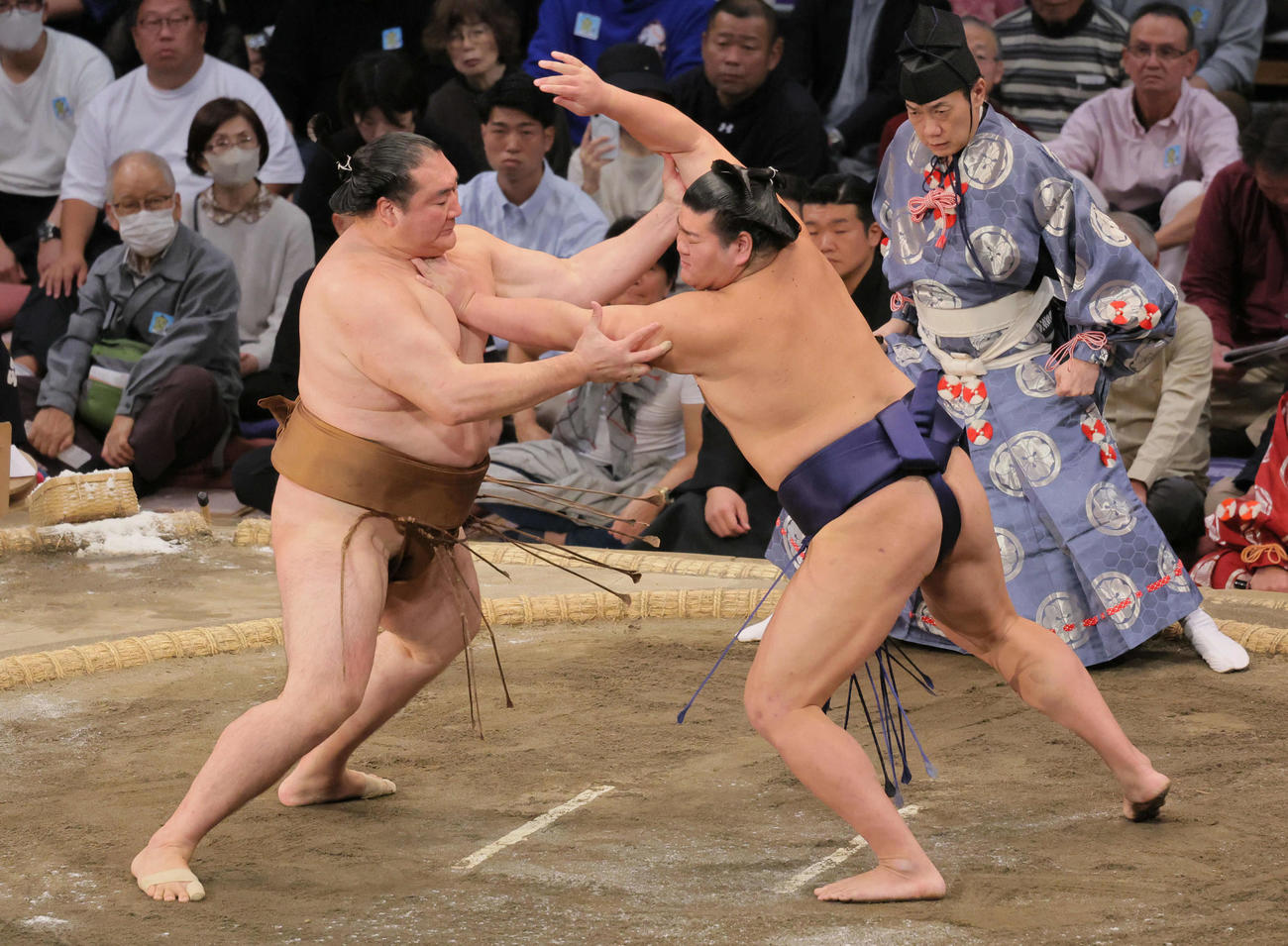 羽出山（右）は竜電をはたき込みで破る（撮影・宮崎幸一）