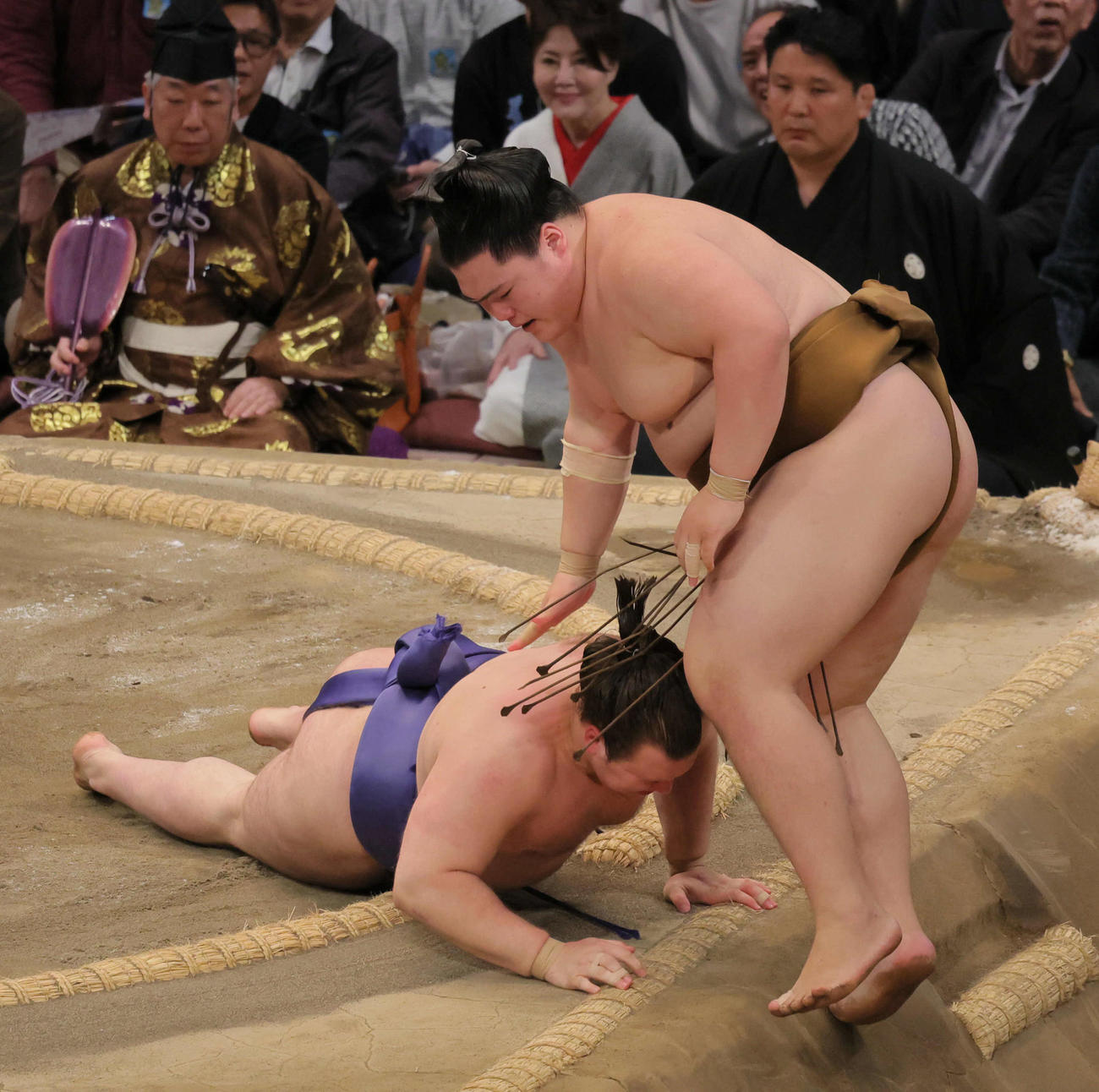 安青錦（左）は王鵬を渡し込みで破る（撮影・宮崎幸一）