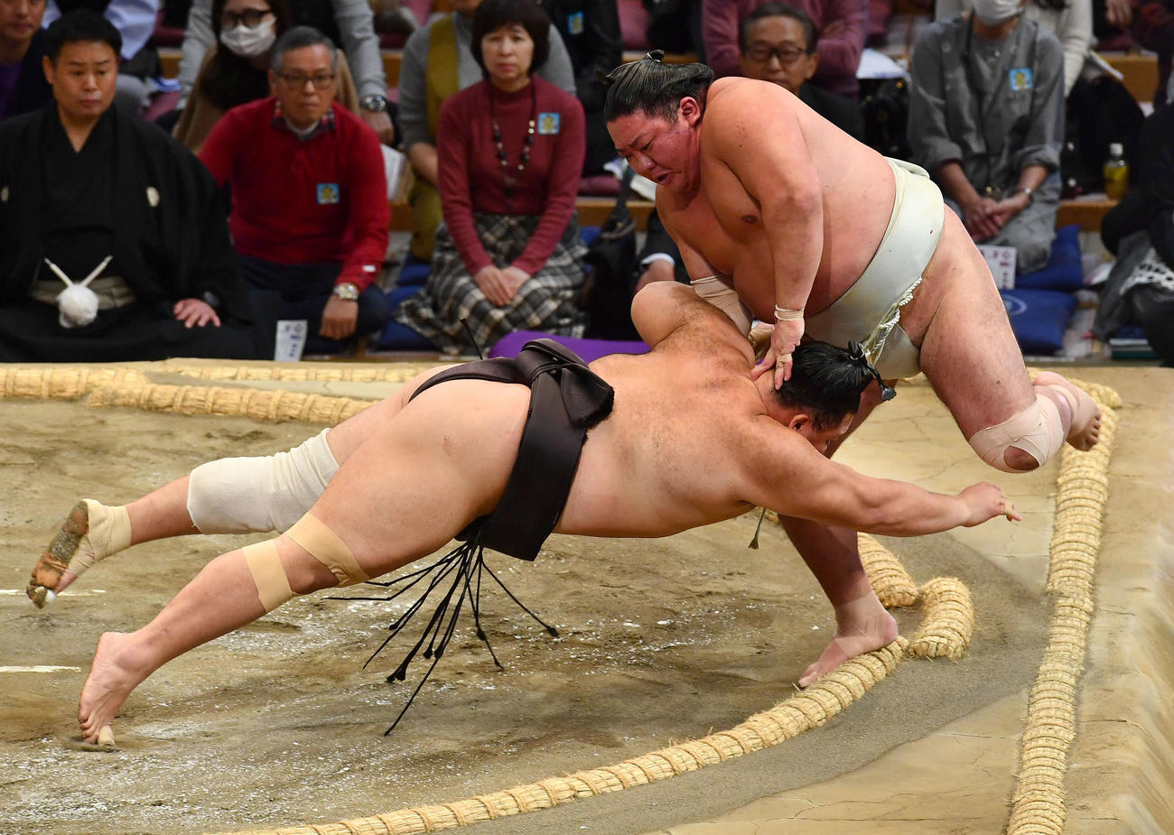 日翔志（右）は朝乃山を肩すかしで下す（撮影・岩下翔太）