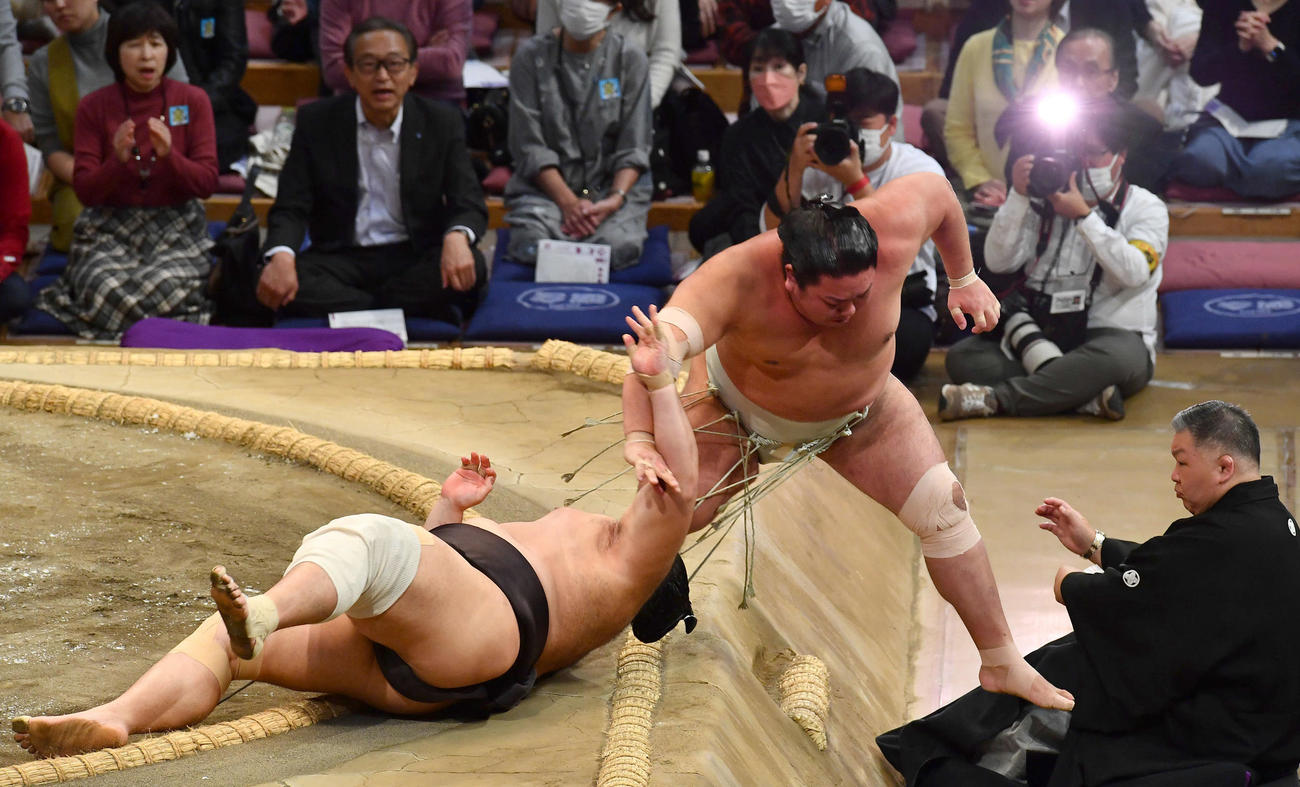 日翔志（右）は朝乃山を肩すかしで下す（撮影・岩下翔太）