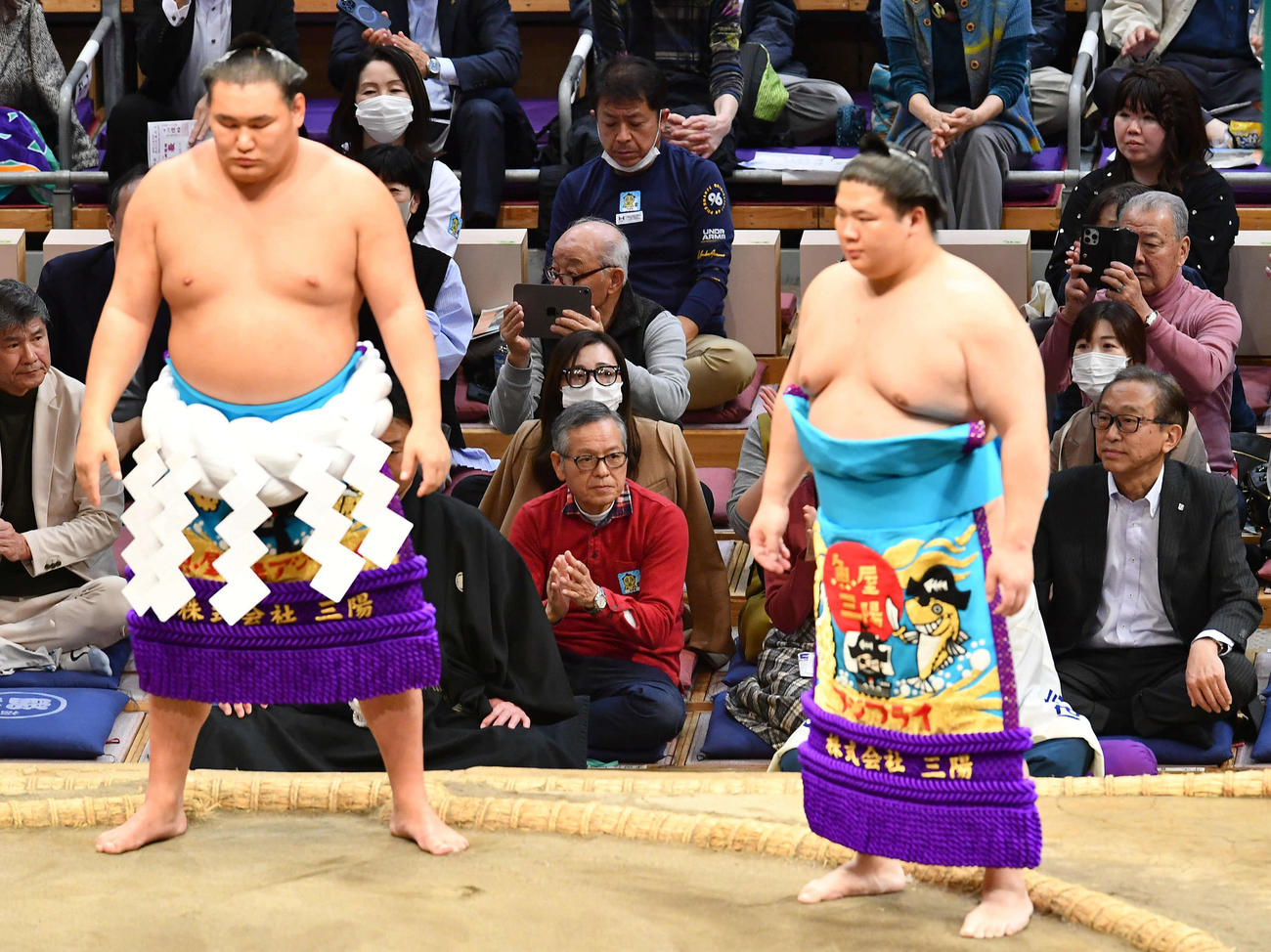 豊昇龍の土俵入りを撮影する福本豊氏（右奥）（撮影・岩下翔太）
