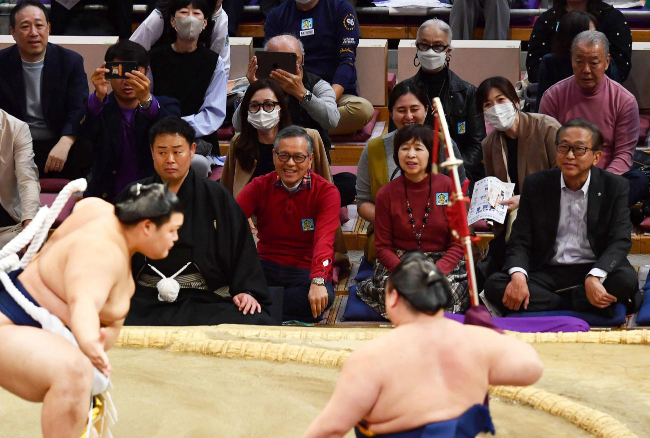 大の里の土俵入りを見つめる福本豊氏（右奥）（撮影・岩下翔太）