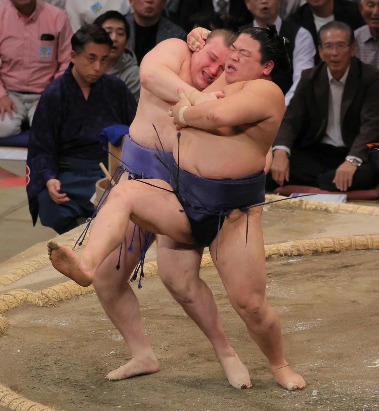 安青錦（左）は平戸海で寄り倒し破る（撮影・宮崎幸一）