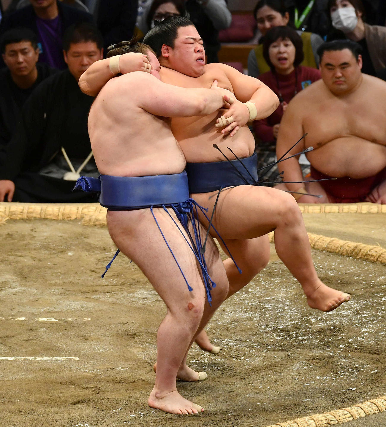 平戸海（右）を持ち上げる安青錦（撮影・岩下翔太）