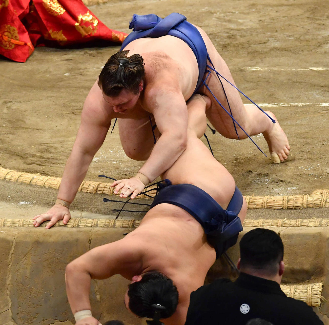安青錦（上）は平戸海を寄り倒しで下す（撮影・岩下翔太）