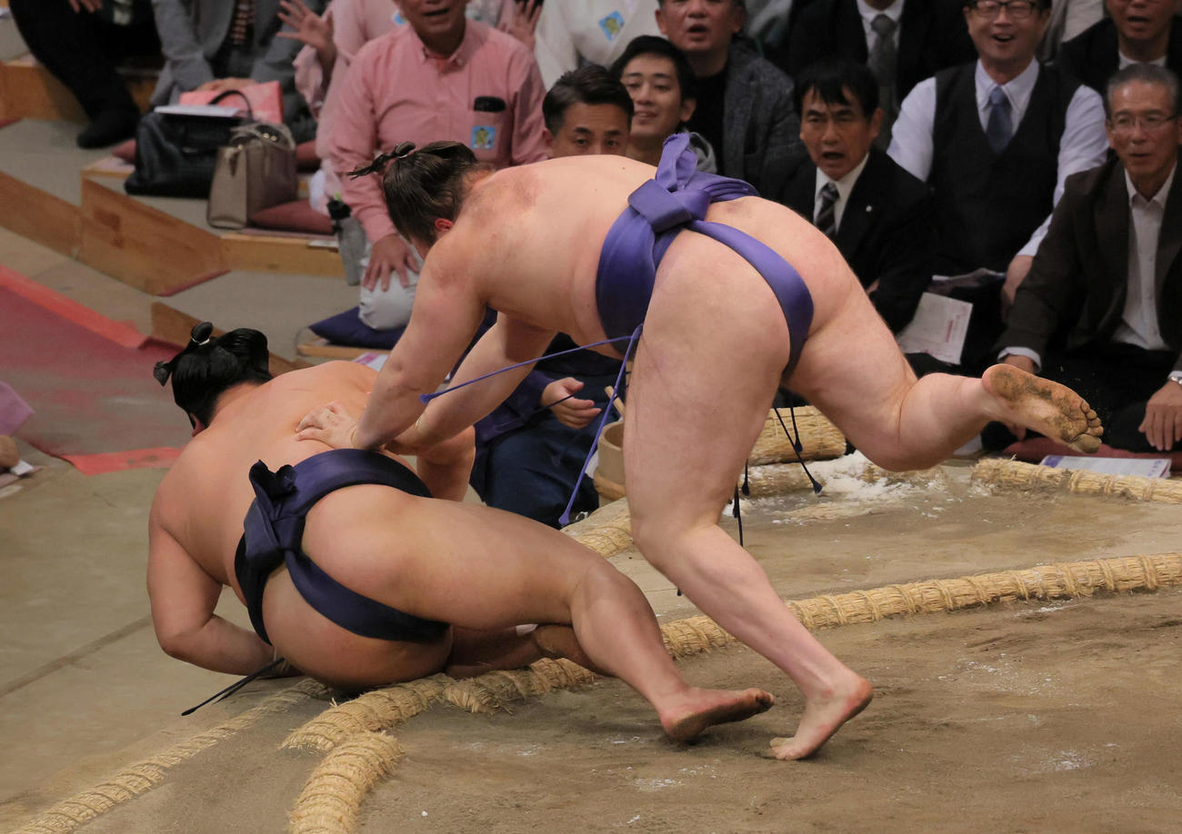 安青錦（左）は平戸海で寄り倒し破る（撮影・宮崎幸一）