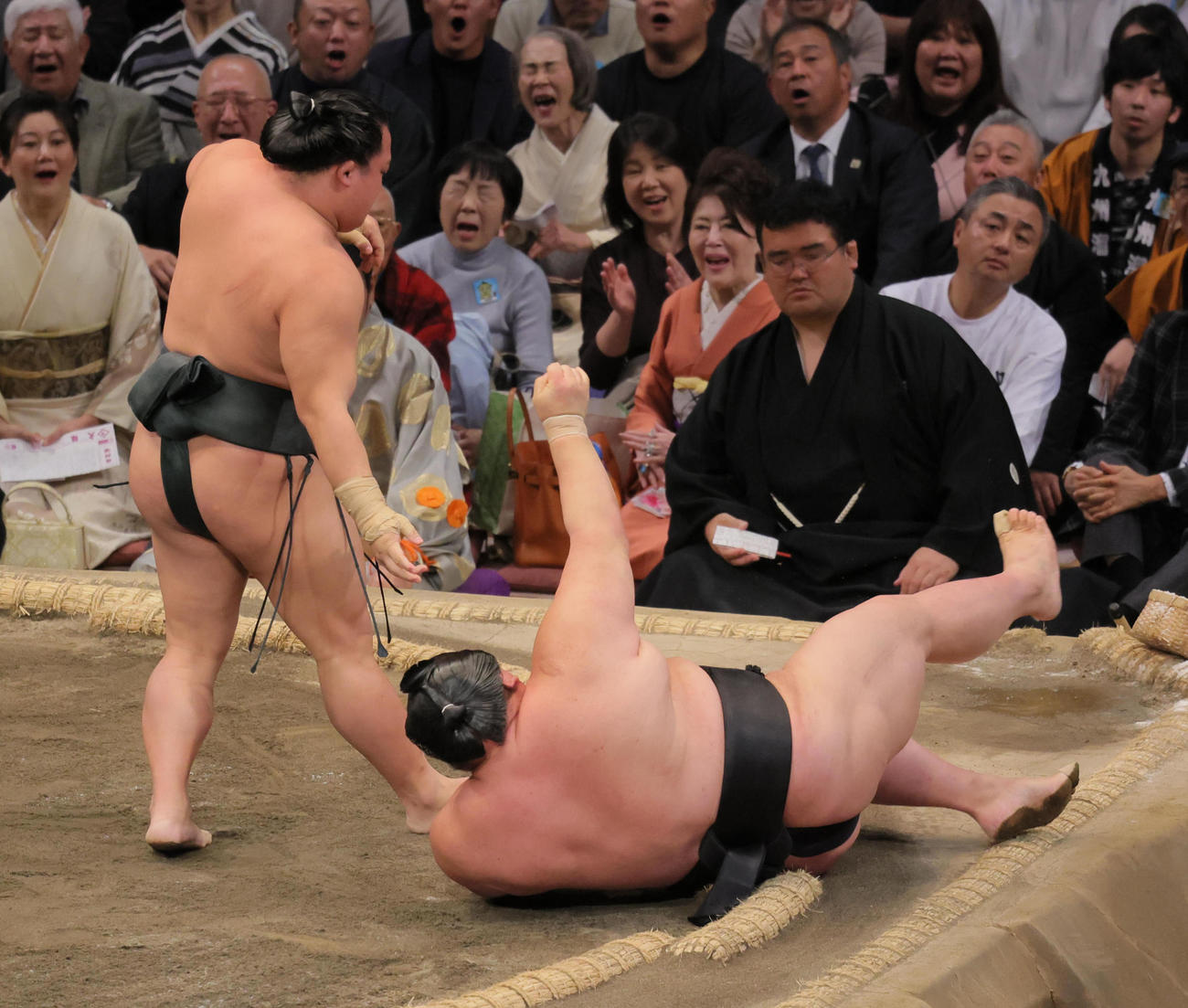 大相撲九州場所9日目　翠富士（手前）は正代を網打ちで破る（撮影・宮崎幸一）