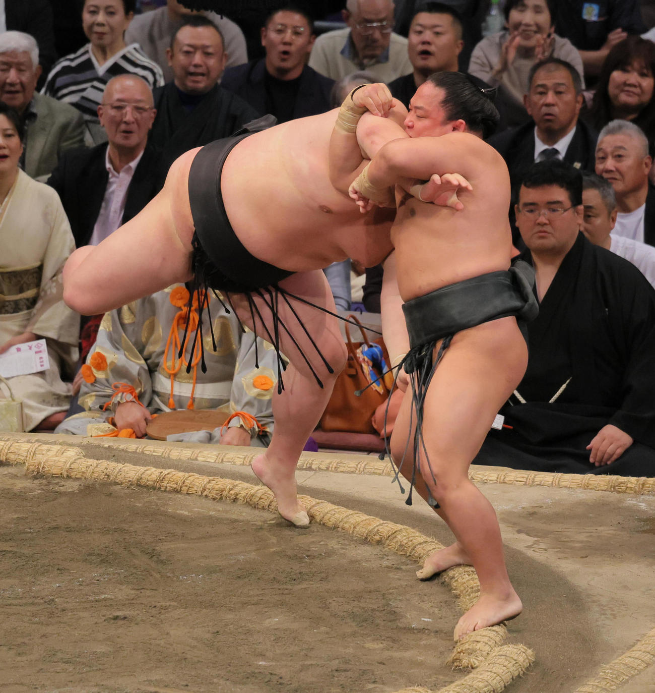 大相撲九州場所9日目　翠富士（手前）は正代を網打ちで破る（撮影・宮崎幸一）