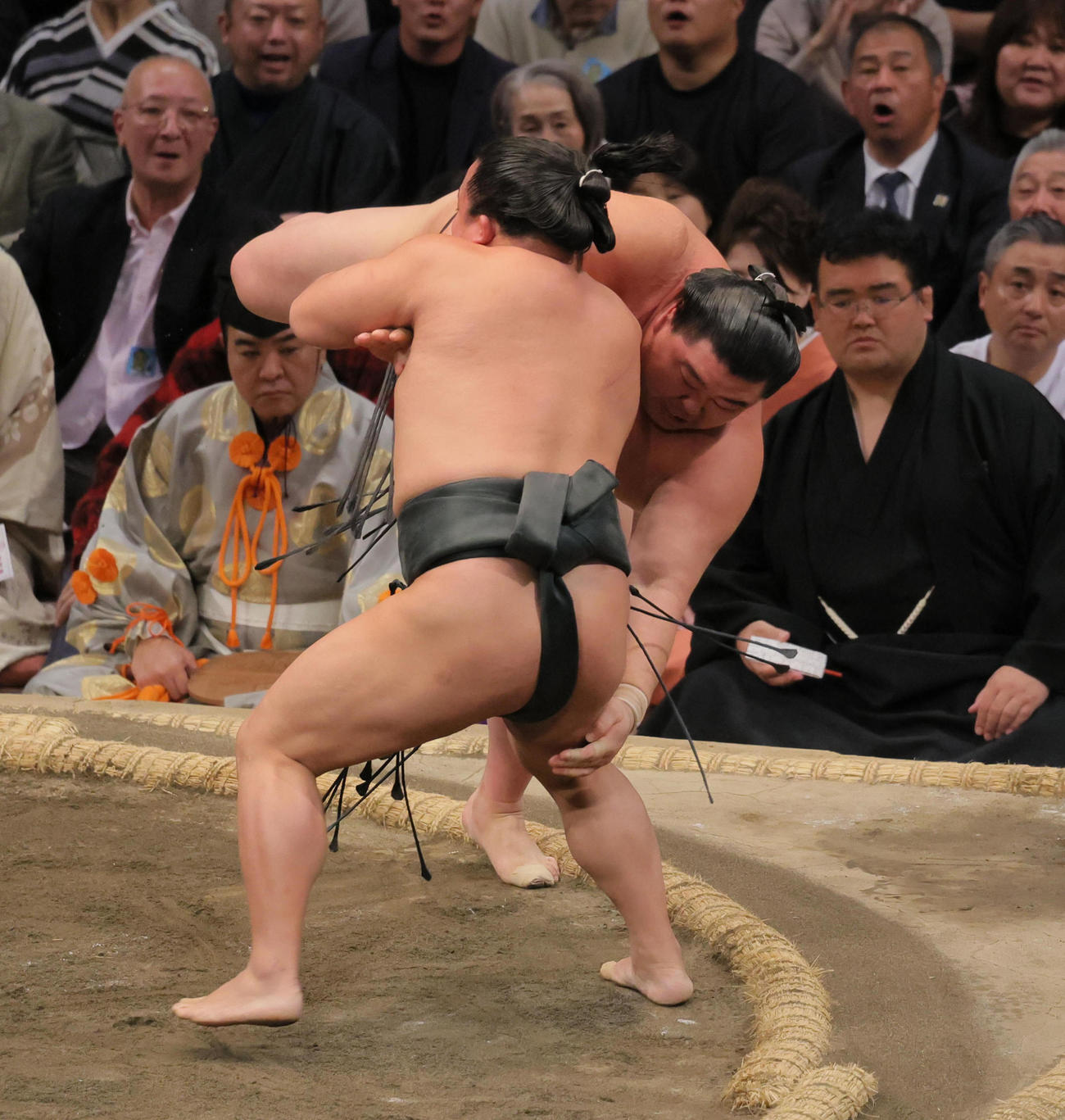 大相撲九州場所9日目　翠富士（手前）は正代を網打ちで破る（撮影・宮崎幸一）