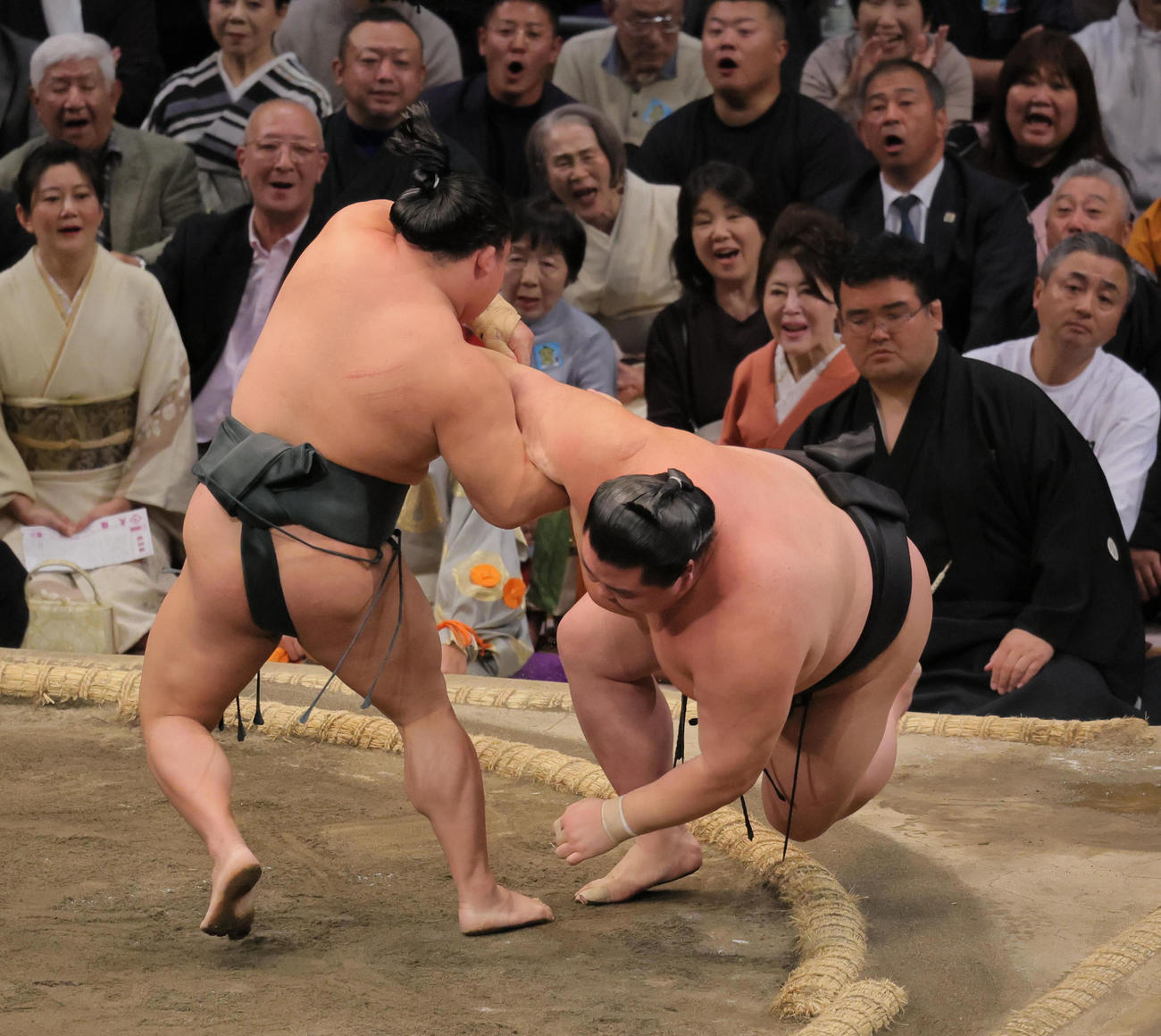 大相撲九州場所9日目　翠富士（手前）は正代を網打ちで破る（撮影・宮崎幸一）