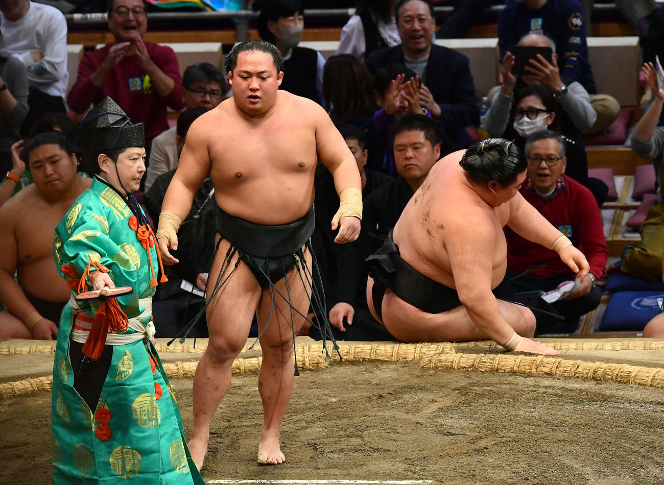 網打ちで正代（右）を破った翠富士（撮影・岩下翔太）