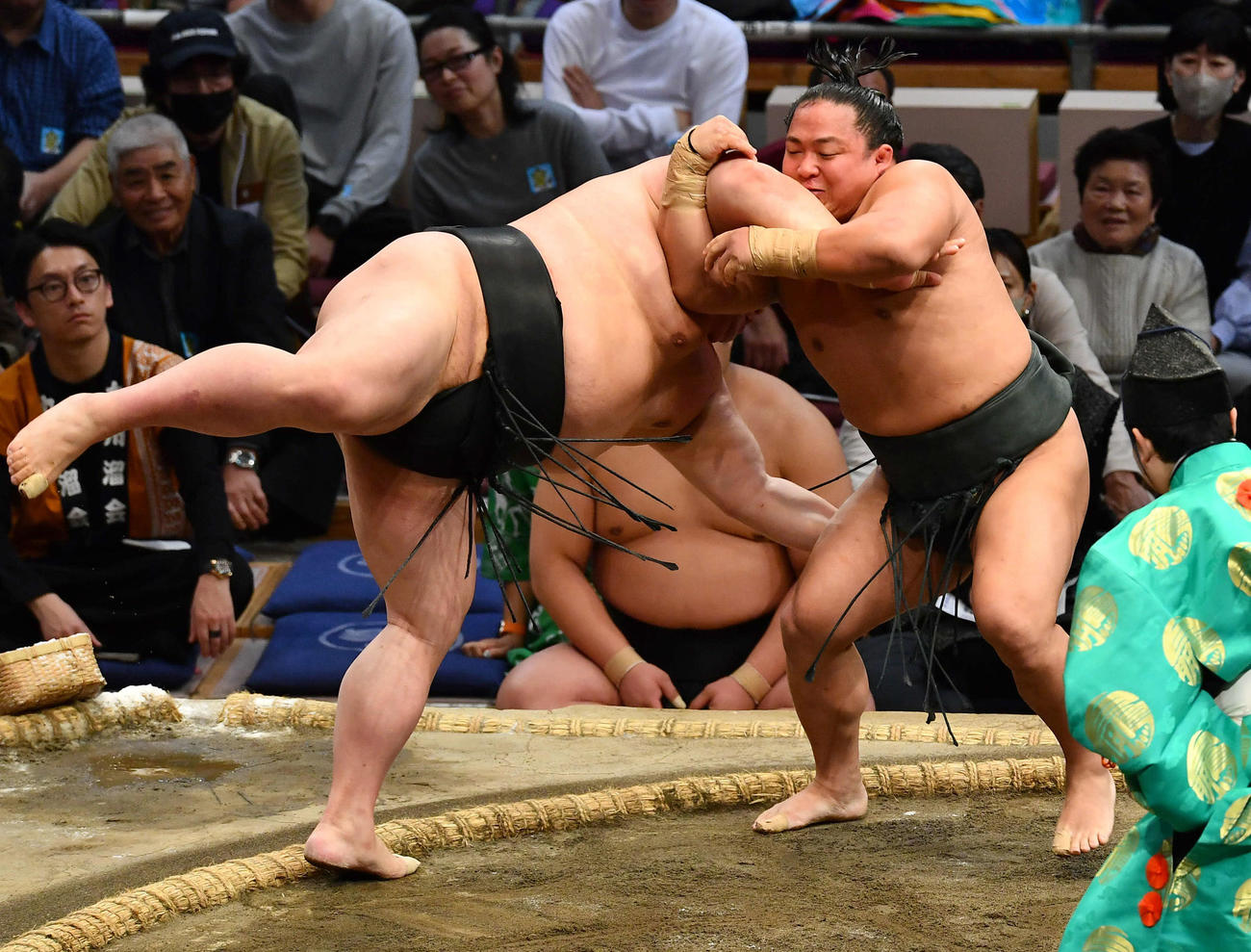 翠富士（右）は正代を網打ちで破る（撮影・岩下翔太）