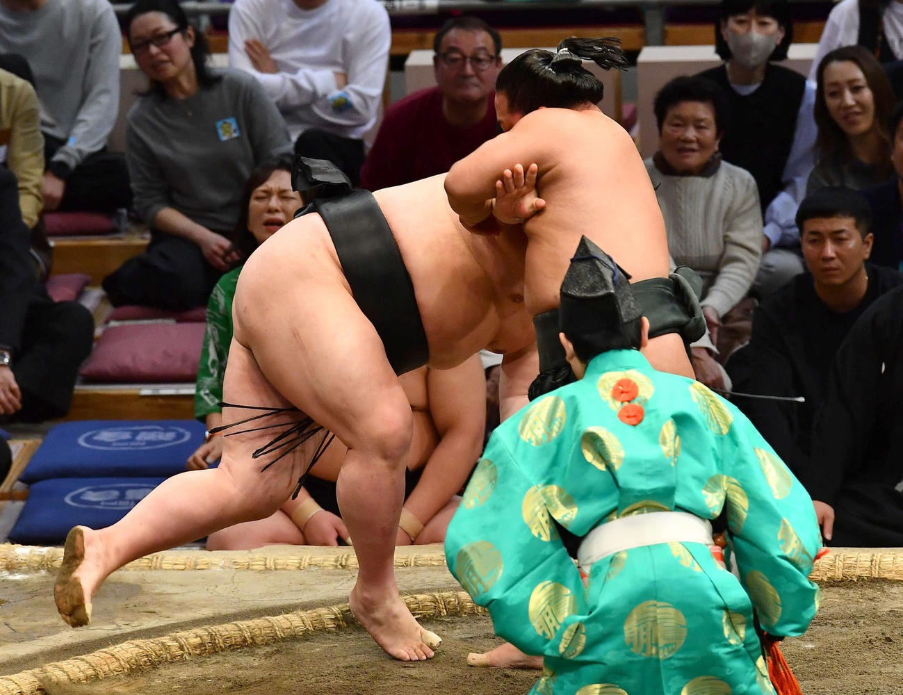 翠富士（右）は正代を網打ちで破る（撮影・岩下翔太）