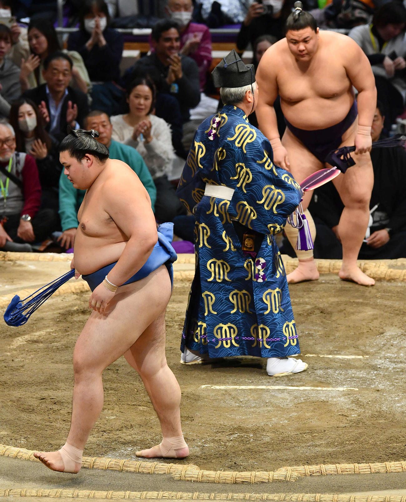 押し出しで義ノ富士（右）に敗れた大の里（撮影・岩下翔太）