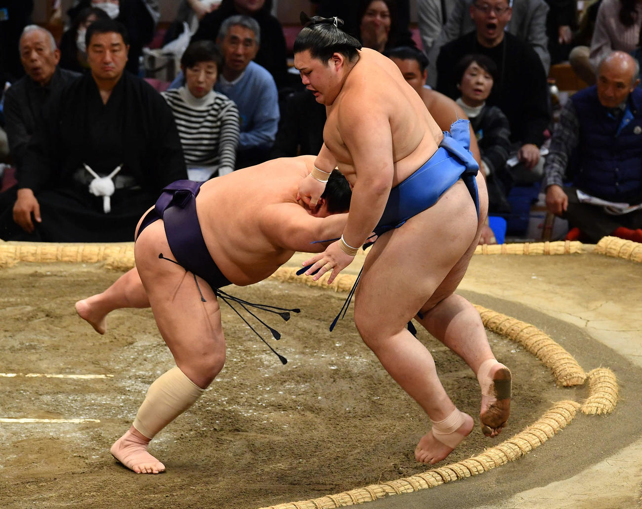 押し出しで義ノ富士（左）に敗れた大の里（撮影・岩下翔太）